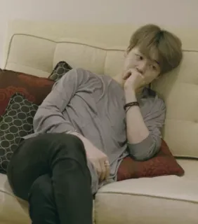 👀 b43d3e23 persona, sofá, sentado, interior, relajación telegram sticker