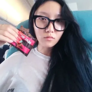 🖤 a66c2a79 REAL BROWNIE comida, snack, brownie, mujer, retrato whatsapp sticker