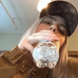 🌊 b3fe4c39 사람, 여자, 마시는, 물, 병, 모자 whatsapp sticker