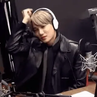 😘 ab2a92d0 男人, 耳机, 皮夹克, 工作室, 肖像, 音乐, 韩流 telegram sticker