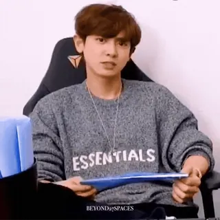 😎 c35516d9 BEYOND2SPACES 人, 男人, 毛衣, 椅子, 室内 telegram sticker