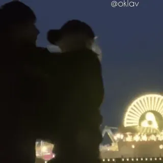 🤍 01db3aa2 @oklav notte, città, persone, ruota panoramica, coppia, buio whatsapp sticker