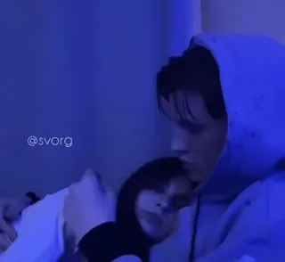 🤍 69adc7c2 @svorg persone, ritratto, interno, abbraccio, coppia whatsapp sticker