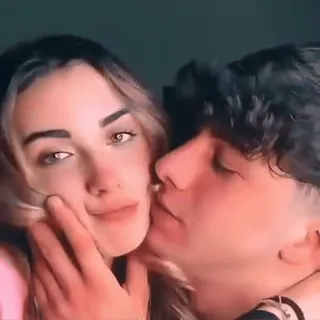 🤍 93e9f42c coppia, amore, affetto, bacio, romanticismo, relazione, giovani adulti whatsapp sticker