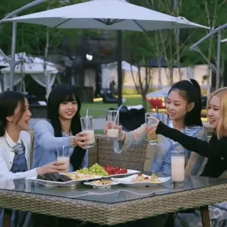 🥡 45b669b5 orang, perayaan, grup, teman, perkumpulan, meja, minuman telegram sticker