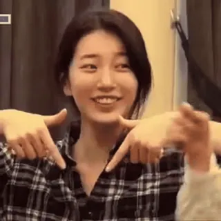 🥢 77e7ea84 wanita, asia, menunjuk, senyum, kemeja flanel telegram sticker