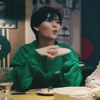 🌚 ccb27dd4 billboard คน, เสื้อสเวตเตอร์สีเขียว, กิน, ในร่ม, ป้ายโฆษณา telegram sticker