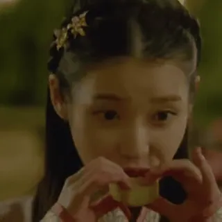 ☺️ 41d3aeee IU koreanische Schauspielerin, Promi, IU, Essen, Sängerin telegram sticker