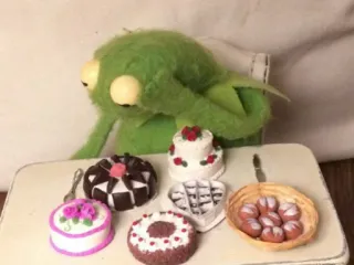 🐸 681e40b1 เคอร์มิทเดอะฟร็อก, มัพเพ็ต, เค้ก, ของหวาน, อาหาร, หุ่นกระบอก whatsapp sticker