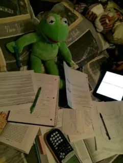 🐸 b34322b0 Kermit เคอร์มิท, มัพเพ็ต, ตุ๊กตา, เรียน, หนังสือ, เครื่องคิดเลข, บ้าน, โต๊ะ whatsapp sticker