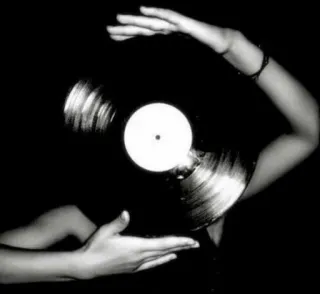 🎵 436dcac5 黑胶唱片, 音乐, 手, 复古, 唱片, 黑白 telegram sticker