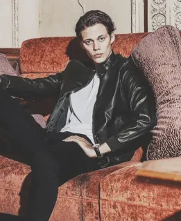 🕸 1710638d homem, sentado, sofá, jaqueta de couro, retrato telegram sticker