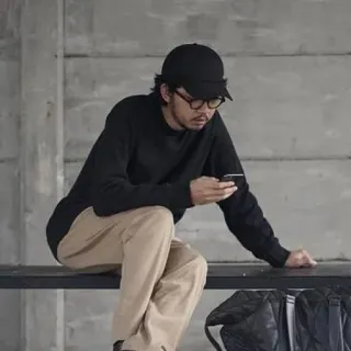 🙄 321f91af man, zittend, telefoon, zonnebril, casual, stijl telegram sticker