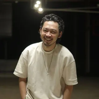 😄 5c3fa861 man, glimlach, casual, binnen, portret, persoon telegram sticker