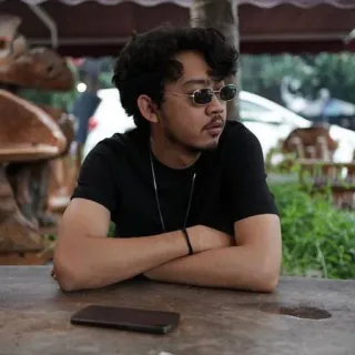 😎 6276b7fe man, zonnebril, portret, casual, zittend, binnen telegram sticker