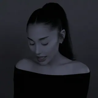 🍓 76f6fc2d Ariana Grande Popster, Zangeres, Beroemdheid, Portret, Vrouw, Paardenstaart, Zwart-wit, Gezicht telegram sticker