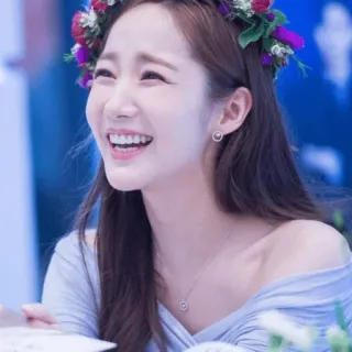 😂 7e32c5cd Frau, Schauspielerin, Porträt, Blumenkranz, Person, Lächeln telegram sticker