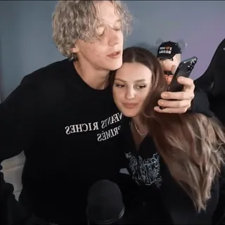 😏 ebf81dec Hearts riches люди, пара, обнимаются, свитер, портрет telegram sticker