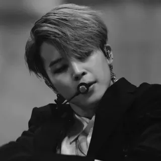 🌑 a8bb5516 pessoa, homem, preto e branco, cantor, microfone, apresentação, kpop telegram sticker