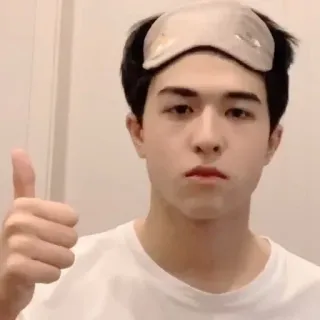 🌟 43f53d58 Mann, Schlafmaske, Daumen hoch, Person, Porträt, junger Erwachsener telegram sticker