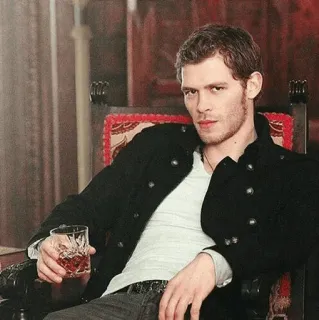 🖇 5e3e76d7 Klaus Mikaelson The Vampire Diaries Klaus Mikaelson, Pamiętniki wampirów, wampir, picie, mężczyzna telegram sticker
