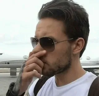 🌸 10c60d6c mężczyzna, okulary przeciwsłoneczne, samolot, lotnisko, celebryta whatsapp sticker