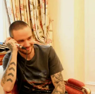 ✨ b59b7cfd osoba, mężczyzna, męski, wewnątrz, siedzący, tatuaż whatsapp sticker