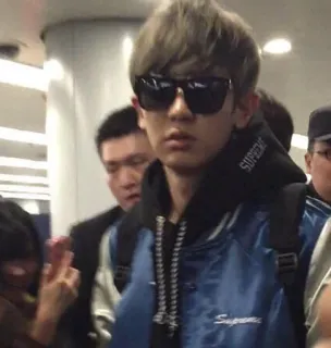 😶 7b08c521 Person, Sonnenbrille, Stinkefinger, Geste, Casual, Streetwear telegram sticker