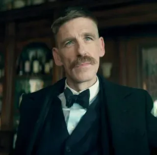 😕 29821ef5 Arthur Shelby Peaky Blinders Arthur Shelby, Peaky Blinders, đàn ông, chân dung, ria mép, nơ, veston whatsapp sticker