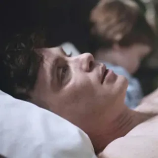 🥺 42a7d729 hombre, retrato, cara, almohada, expresión, primer plano telegram sticker