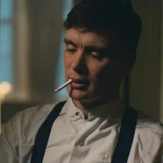 😏 65b73700 Thomas Shelby Peaky Blinders Peaky Blinders, Thomas Shelby, cigarrillo, Birmingham, Inglaterra, Años 20 telegram sticker