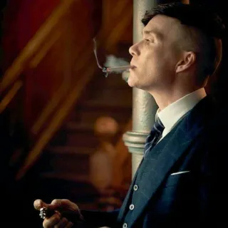 🚬 af12ee17 Thomas Shelby Peaky Blinders Thomas Shelby, Peaky Blinders, Cillian Murphy, Fumando, Hombre, Traje telegram sticker