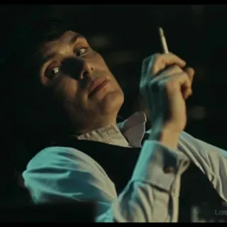 😐 ba6571c5 Thomas Shelby Peaky Blinders Thomas Shelby, Peaky Blinders, Cillian Murphy, Serie TV, BBC, Gánster, Cigarrillo telegram sticker