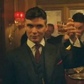 🥂 d732c3cd Thomas Shelby Peaky Blinders hombre, traje, alcohol, bebiendo, brindis, peaky blinders, thomas shelby telegram sticker