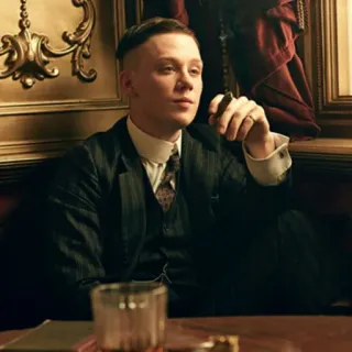 🚬 ec032322 Peaky Blinders Peaky Blinders, John Shelby, cigarro, retrato, gánster telegram sticker