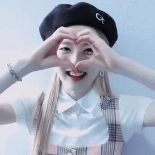 🧠 fe906736 kobieta, dziewczyna, miłość, serce, uśmiech, beret, szczęśliwy telegram sticker