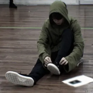 🧳 2da2cb41 persoon, hoodie, schoenen strikken, zitten, vloer whatsapp sticker