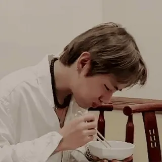 😂 f075b105 ăn, mì, đũa, đồ ăn, người đàn ông, châu á telegram sticker