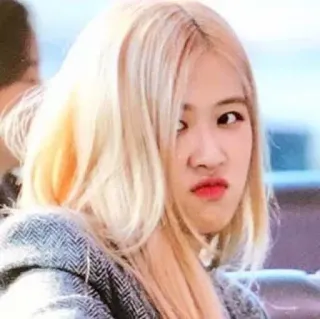 🤨 1f7f44b4 Rose Роза, K-pop, певица, знаменитость, выражение, блондинка, женщина telegram sticker