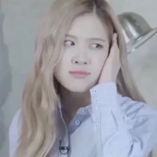 🤨 533f885d Rosé k-pop, певица, женщина, блондинка, человек, мем, выражение лица, мило telegram sticker
