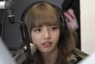 😟 66043a5e женщина, наушники, kpop, портрет, знаменитость, музыка, лицо, человек telegram sticker