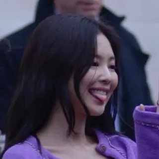 😛 d38dfd57 женщина, человек, портрет, фиолетовый, улыбается, язык наружу telegram sticker