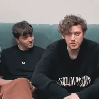 👨‍❤️‍👨 40bfb22c AUTOMATISCHE mężczyźni, kręcone włosy, sweter, siedzi whatsapp sticker