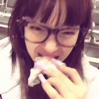 😜 3656d1a9 여자, 먹는, 음식, 샌드위치, 안경, 실내, 사람 telegram sticker