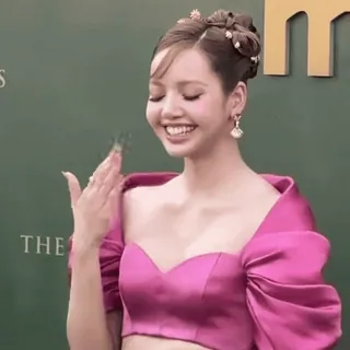 🤩 f11d398f 여자, 미소, 분홍색, 드레스, 연예인 telegram sticker