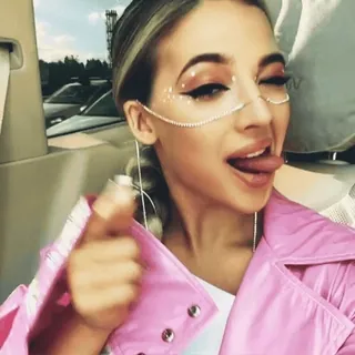 😋 3a5a4ec4 女性, 女の子, ピンク, 舌, 顔, メイク, ブロンド, 美人 telegram sticker