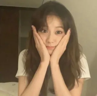 🐤 0769c2c8 kobieta, portret, selfie, dziewczyna, słodkie, uśmiech telegram sticker