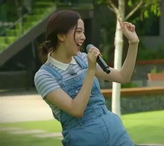 🐤 e5ab1c7a kobieta, śpiew, mikrofon, ogrodniczki, na dworze telegram sticker