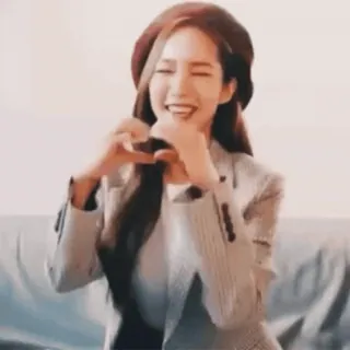 💛 67b30f15 femme, cœur, amour, mode, portrait, mignon, sourire telegram sticker