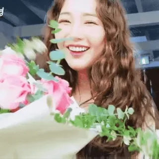 💐 9cff59ca femme, fleurs, souriant, brune, cheveux bouclés, portrait telegram sticker